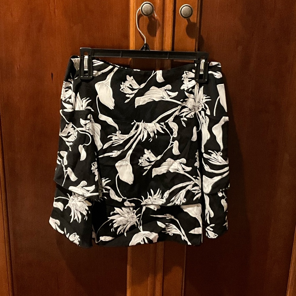 White House Black Market Black and White Floral Women's Skirt Size Small